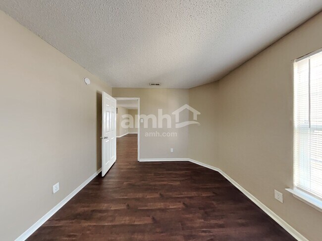 Building Photo - 10914 Cyrus Dr
