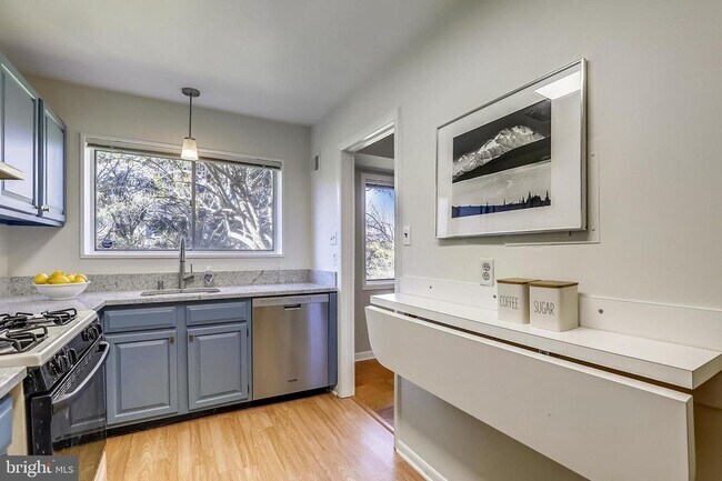 Building Photo - Private and Spacious Condo in Bethesda!