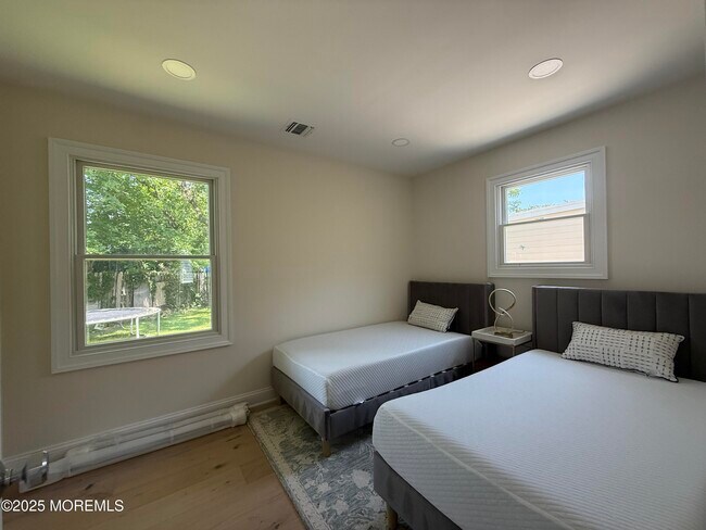 Building Photo - 977 Woodgate Ave