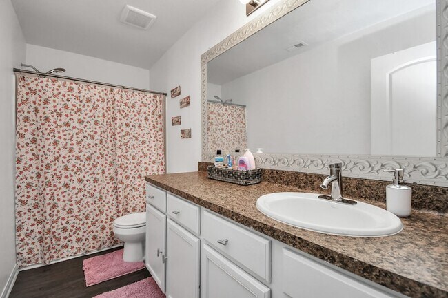 Building Photo - 985 Lake View Cir W