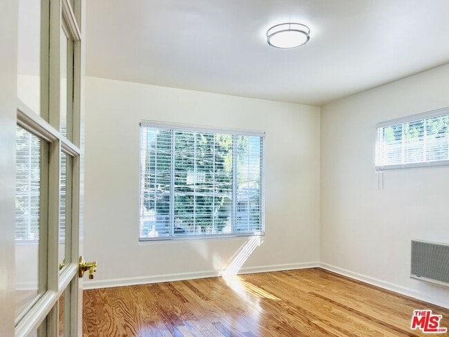 Building Photo - 2401 Beachwood Dr