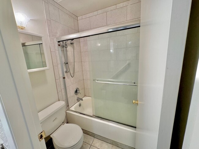 Building Photo - $500 OFF FIRST MONTH RENT!!! One Bedroom One Bath Condo in Watergate Complex!!!