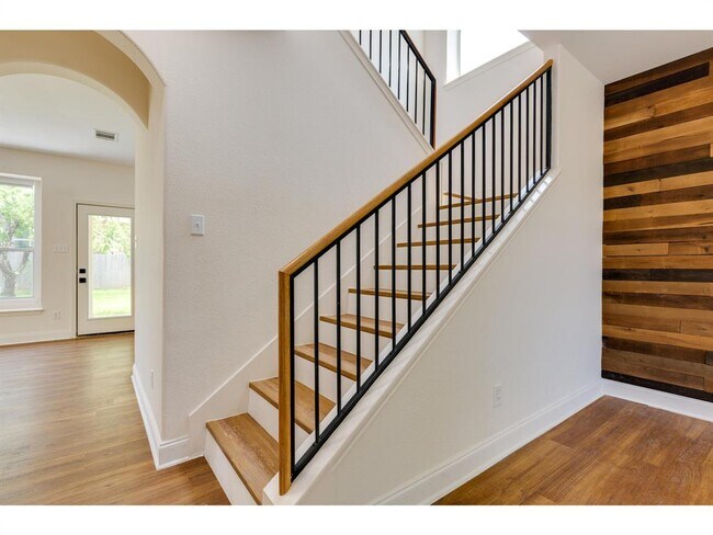 Building Photo - 200 Middle Creek Dr