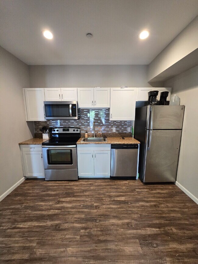 Building Photo - Two Bedroom Apartment in the Heart of the Bluffton Promenade!