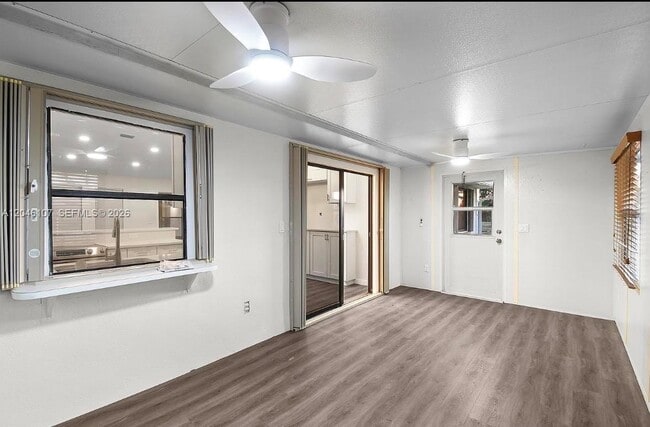 Building Photo - 981 SW Bay State Rd