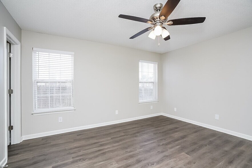Building Photo - 331 Lake Forest Dr
