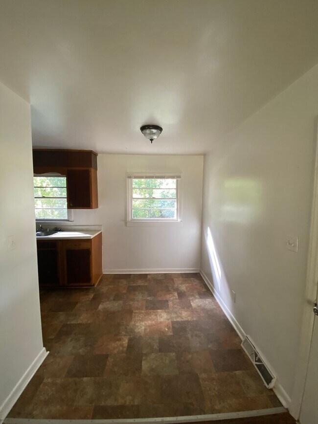Building Photo - 1640 Lincoln Dr