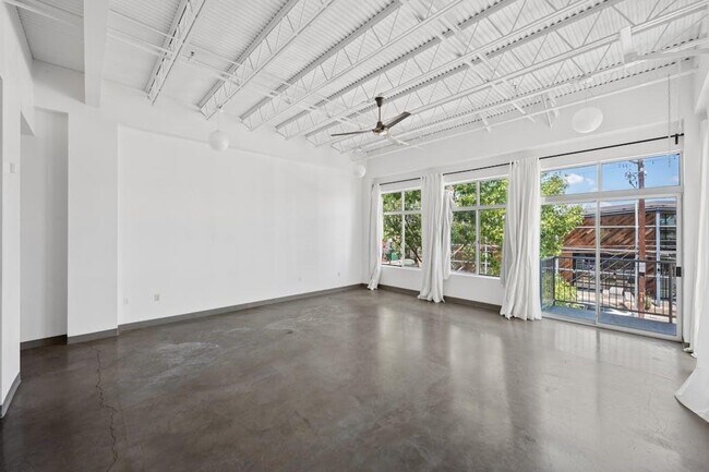 Primary Photo - 2401 E 6th St