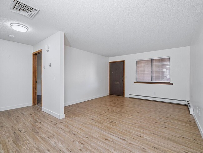 Building Photo - Remodeled 2 Bedroom, 1 Bathroom Apartment- Close to shopping!