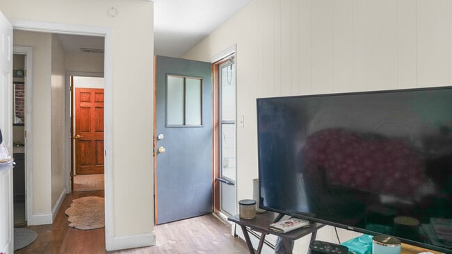 Building Photo - 504 E Florida Ave