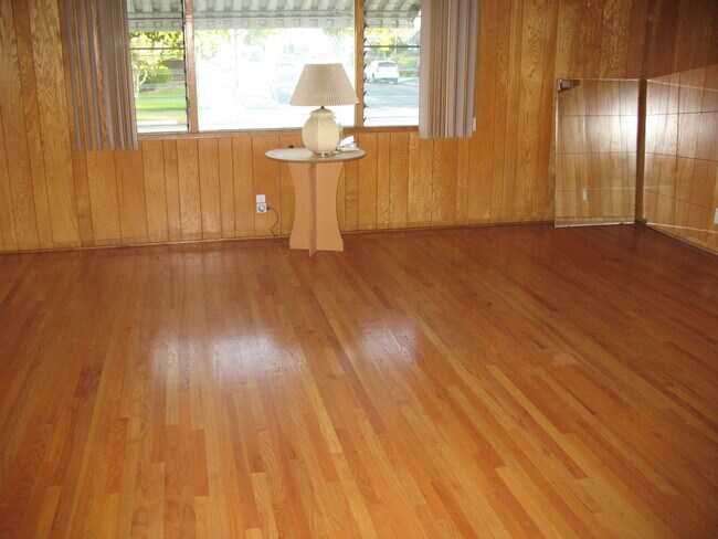 Magnificent hardwood floors in large bedroom. Louvered windows - 3121 W Wyoming Ave