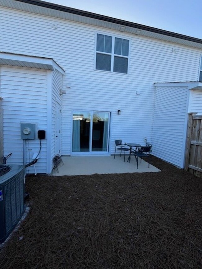 Building Photo - Stunning townhouse located in the heart of...