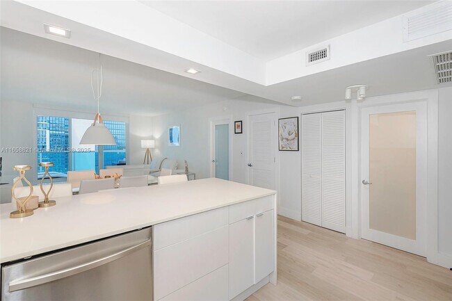 Building Photo - 2301 Collins Ave