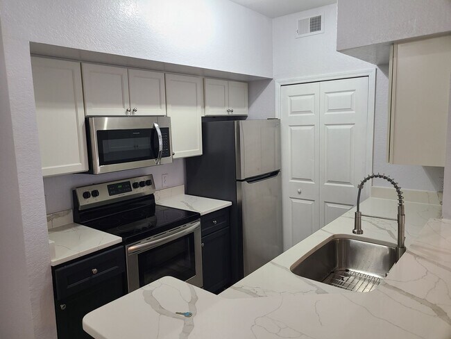 Building Photo - Renovated Ground Floor 2 Bed 2 Bath Condo. New Floors Throughout