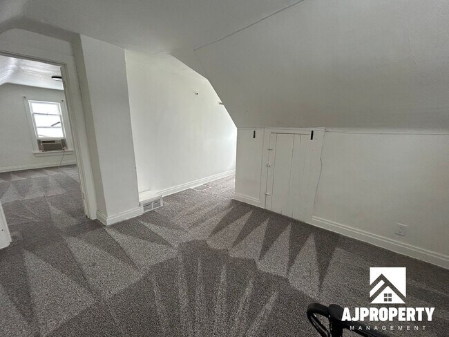 Building Photo - 421 S Prairie Ave