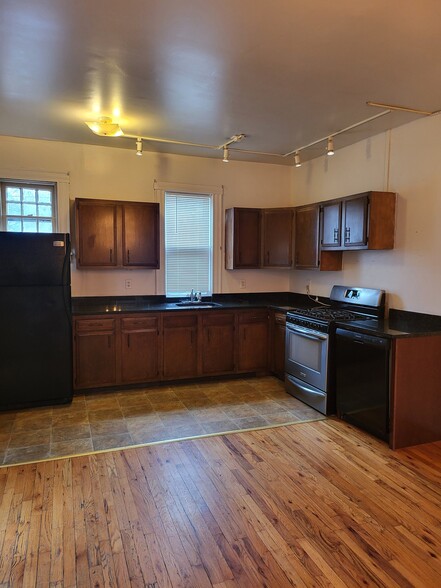 Building Photo - 376 Pearl St