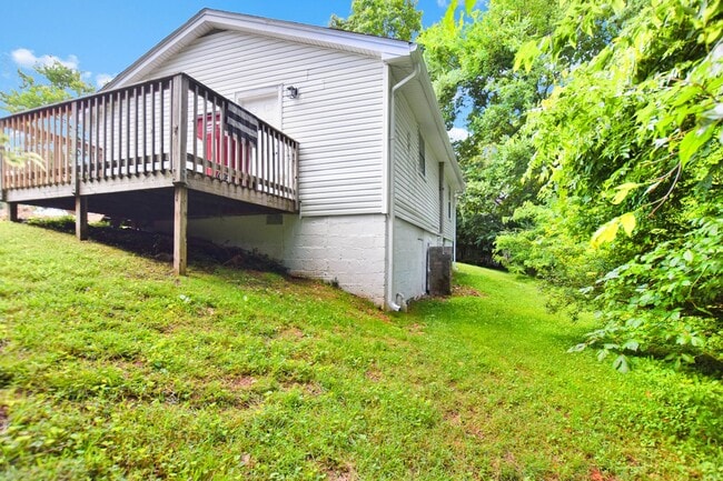 Building Photo - Pet Friendly Two Bedroom!