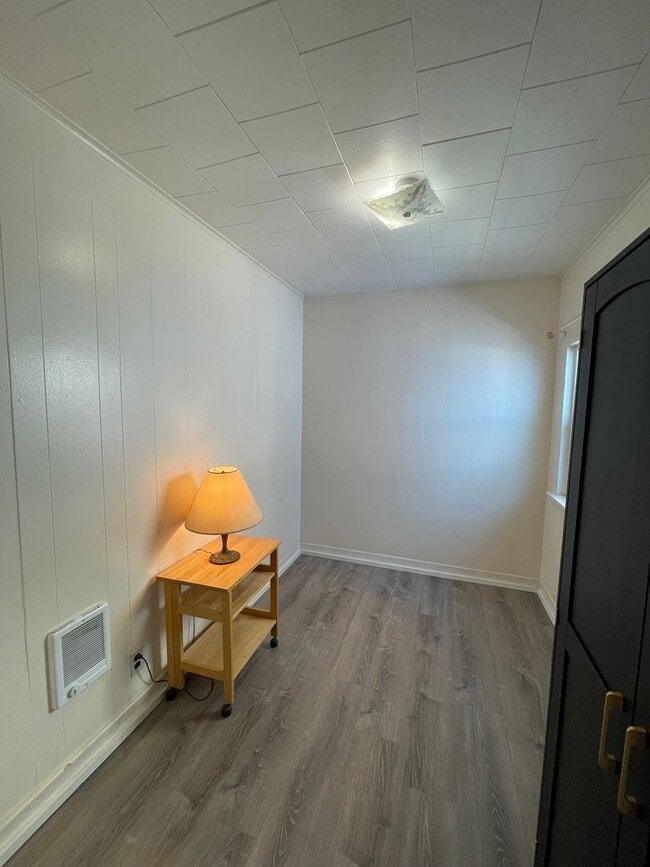 Building Photo - Hard to find 1 bdrm 1 bath house in the he...