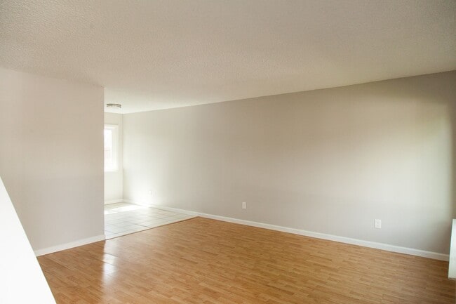 Building Photo - 1133 Laurel Ln