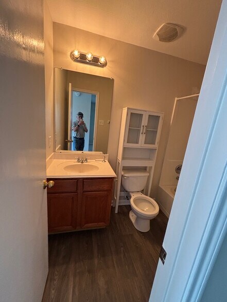 Upstairs secondary bathroom - 19110 Saddleville Mills Ln