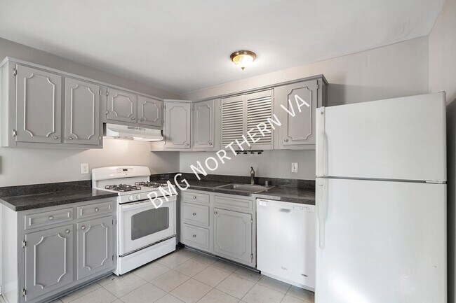 Building Photo - 5207 Gainsborough Dr