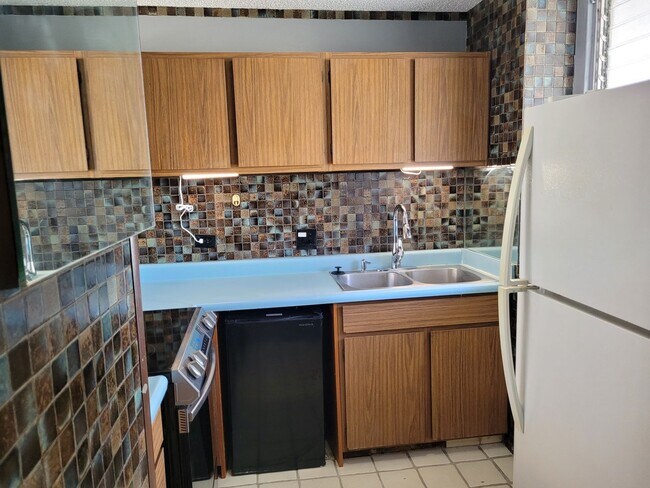 Building Photo - Newly Renovated 1bd, 1ba, Assigned 1pkg 648sqft. for $2200