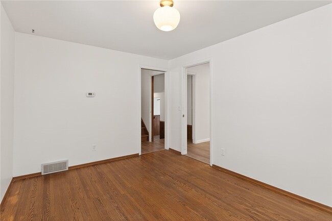 Building Photo - 14 Kingswood Dr