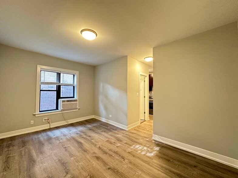 Building Photo - 546 W Belden Ave
