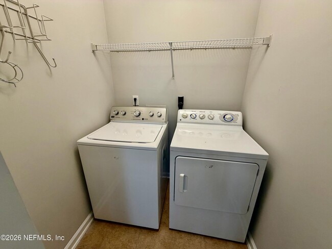 Building Photo - 929 Raindrop Ln