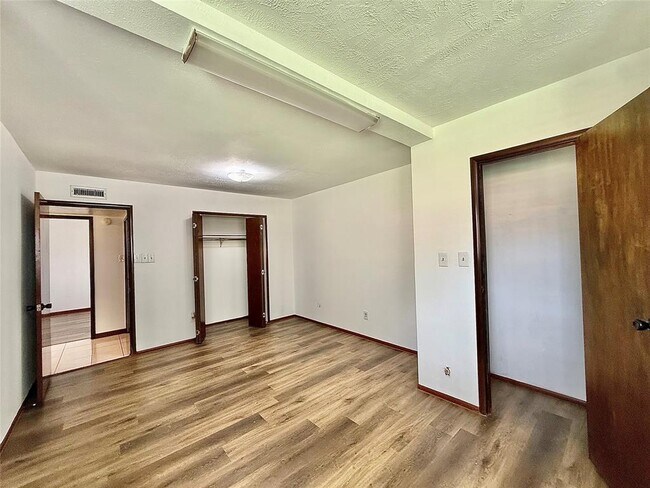 Building Photo - 7111 El Sereno Dr