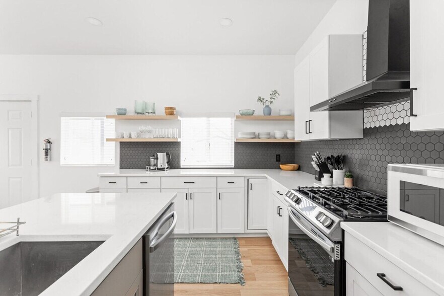 Building Photo - 305 Parkway Ave