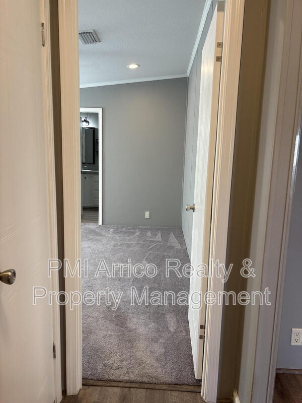 Building Photo - 712 Choo Choo Ln