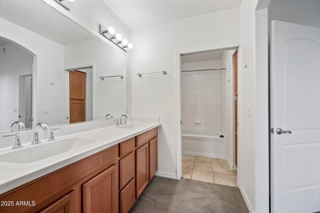 Building Photo - 7027 N Scottsdale Rd