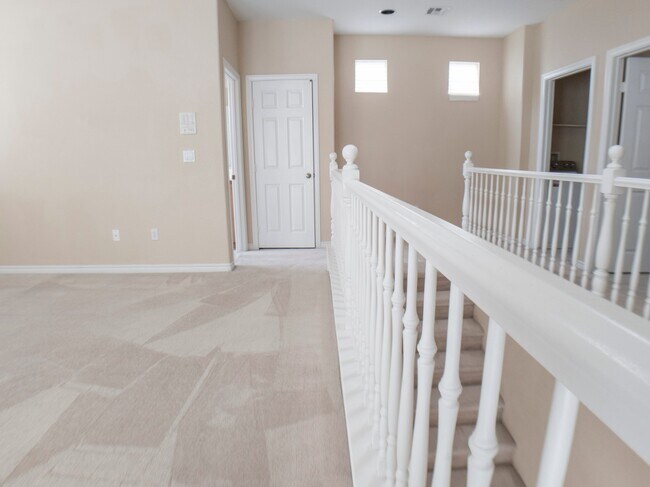Building Photo - 3 BEDROOM, 3 BATHROOM, 2 CAR GARAGE, COMMUNITY POOL & SPA