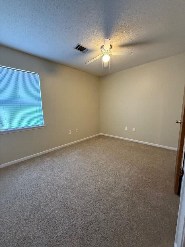 Building Photo - 802 Wildwood Dr