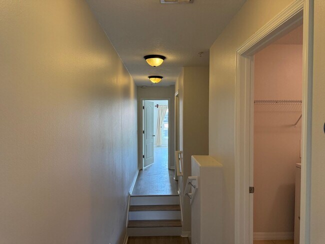 Building Photo - Come and Experience This Townhouse