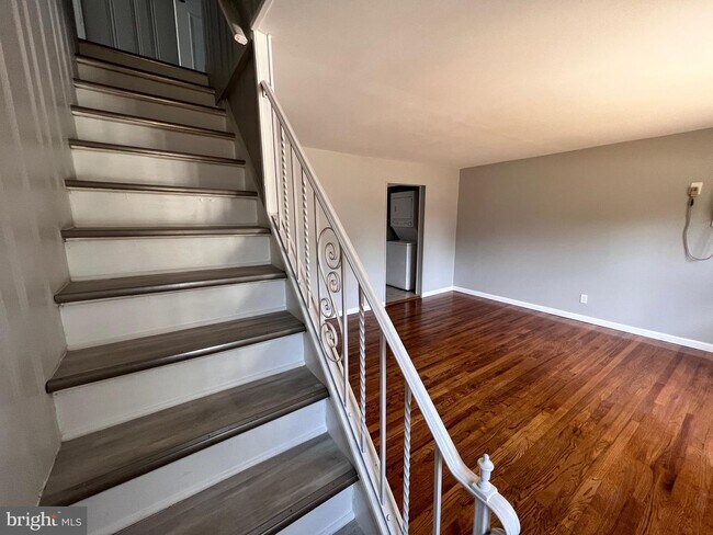 Building Photo - 27 Dunmore Ave