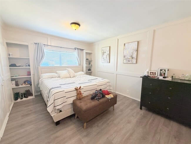 Building Photo - 1910 Huge Oaks St