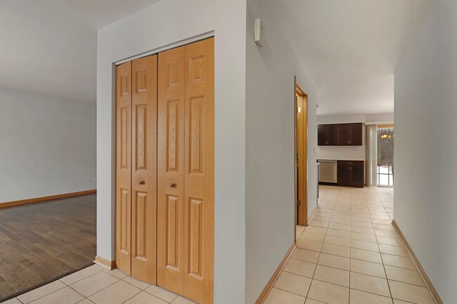 Building Photo - 1462 Glen Ellyn Rd