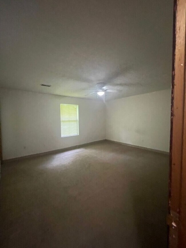 Building Photo - 2 Bedroom 2 Bath Duplex Call Ed Johnson 86...