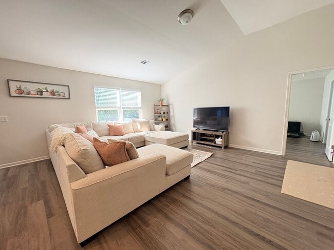 Building Photo - Welcome To Heritage New River Side