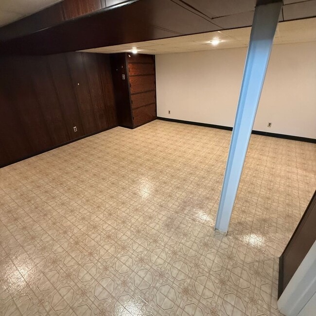 Building Photo - 3 Bedroom 2 BathHome