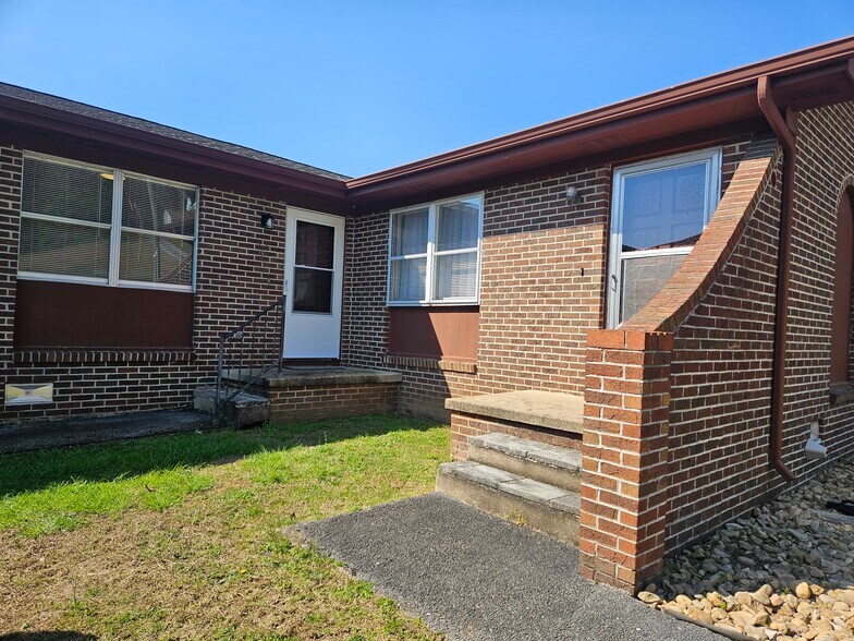 Front entrance - 3696 Bennett Rd