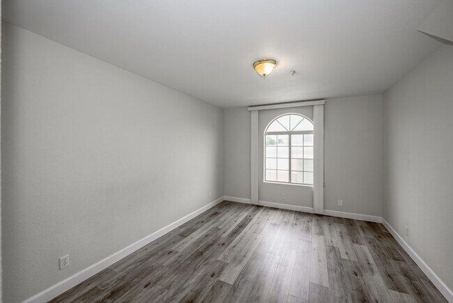 master bdrm - 515 S Shelton St