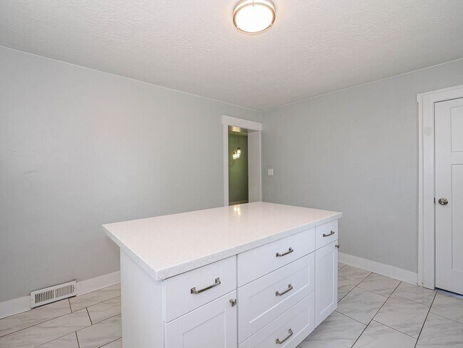 Building Photo - 2 Bedroom, 1 Bathroom American Fork Home