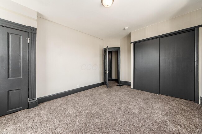 Building Photo - 842 St Clair Ave