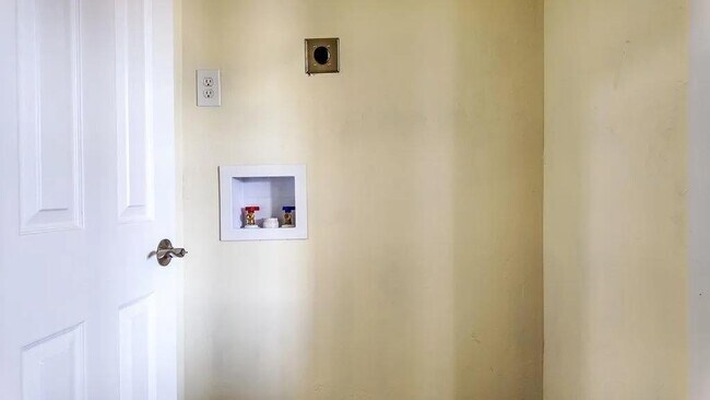 Building Photo - 2913 SW 13th St