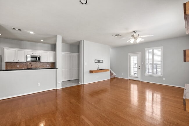 Building Photo - 5314 Schuler St