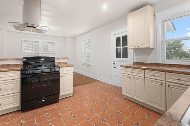 Building Photo - Single family home with hardwood floors th...