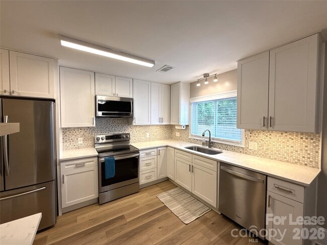 Building Photo - 833 Mohigan St